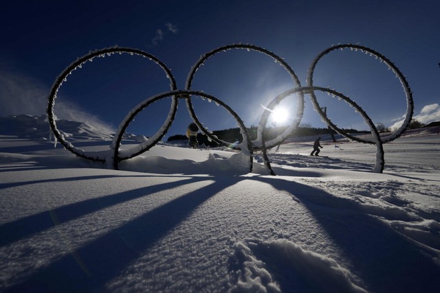 Die olympischen Ringe sind im Schnee d...Winterspielen 2026 in Mailand-Cortina.  | Foto: Luca Bruno (dpa)