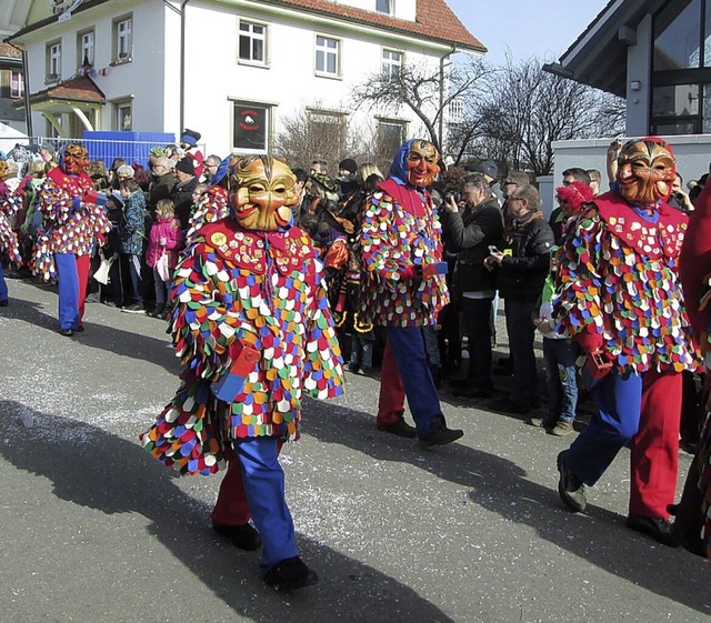 Die bunten H-Ri-Masken begeistern bei Umzgen.  | Foto: suedkurier