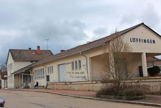 Der Bahnhof ist keine gute Visitenkart...ch fehlt den Reisenden ein  Warteraum.  | Foto: Christa Maier