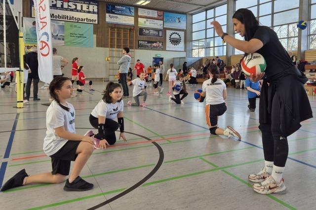 Profi-Volleyballerinnen trainierten in Neuenburg mit Kindern und Jugendlichen