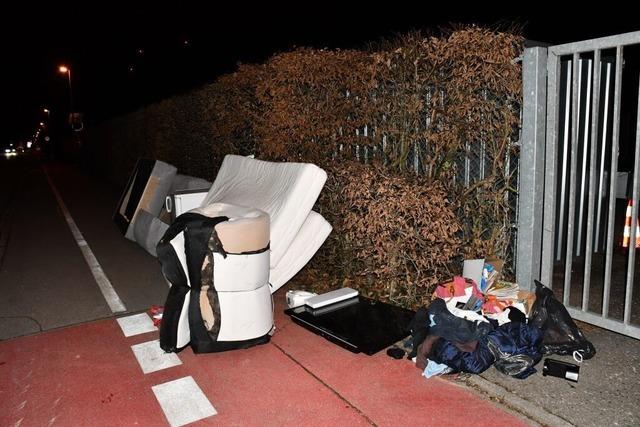 Unbekannte entsorgen vor dem Recyclinghof in Rheinfelden illegal Mll