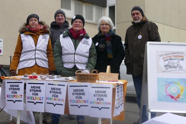 Gegen Rechtsextremismus: Omas gegen Rechts werben in Wyhlen fr Demokratie und Vielfalt