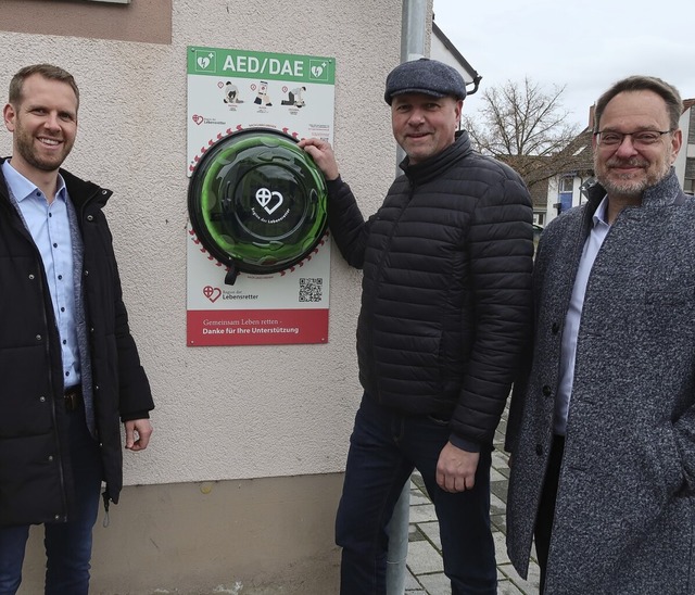 Brgermeister Benedikt Eckerle (links)... dem Defibrillator beim Feuerwehrhaus.  | Foto: Christine Weirich