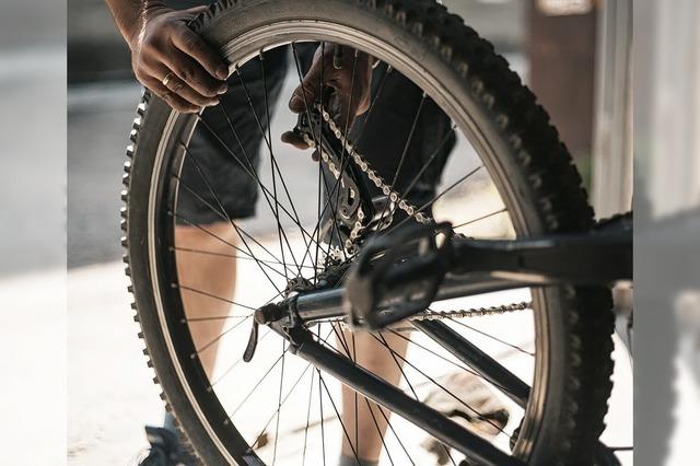 Fahrradwerkstatt und Tauschregal