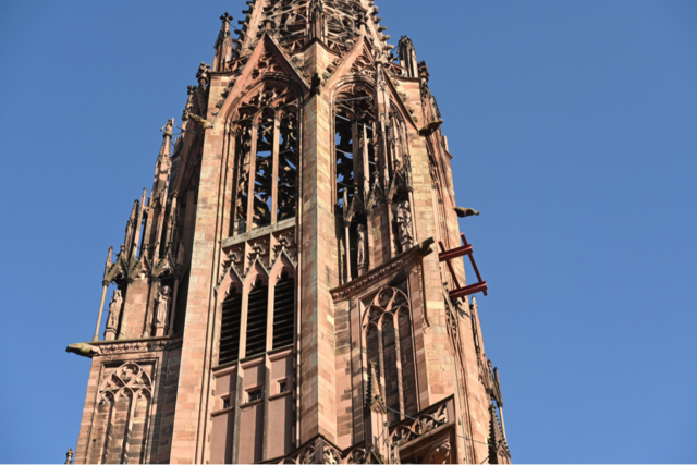 Der Freiburger Mnsterturm bekommt bald wieder ein Baugerst - fr 14 Jahre