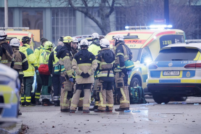 Rettungskrfte arbeiten vor der Risber...ersonen von Schssen getroffen worden.  | Foto: Kicki Nilsson (dpa)