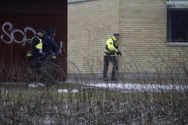 Polizei steht am Schauplatz eines Vorf.... Berichten zufolge ist der Tter tot.  | Foto: Kicki Nilsson (dpa)