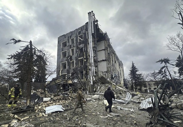 Rettungskrfte stehen vor einem Gebud...sischen Angriff schwer zerstrt wurde.  | Foto: Ukrainian Emergency Service (dpa)