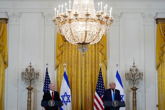 Auch bei Trumps Pressekonferenz mit Ne...t ein neuer Wind im Wei&szlig;en Haus.  | Foto: Alex Brandon/AP/dpa