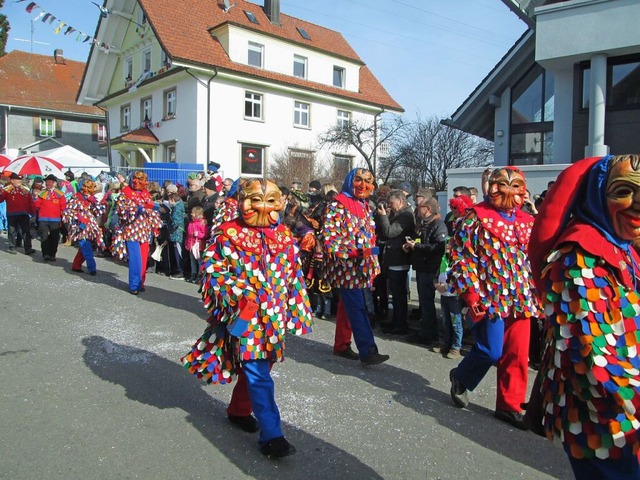 Die bunten H-Ri-Masken begeistern bei Umzgen.  | Foto: Narrenzunft H-Ri