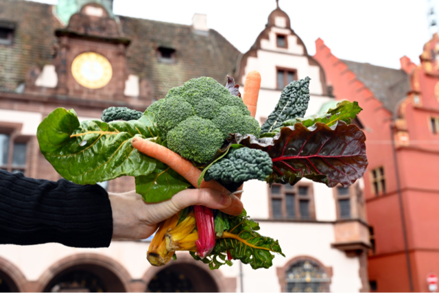 Schrges aus dem Standesamt: In Freiburg sagt eine Braut mit Brokkoli-Strau 