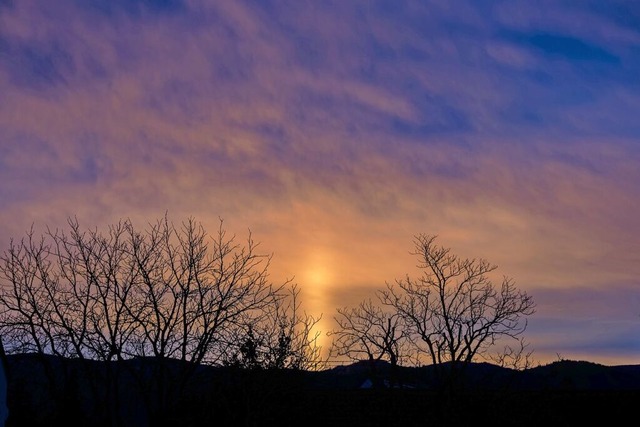 Morgendliche Lichtsule ber dem Schwarzwald.  | Foto: Werner Heinrichs