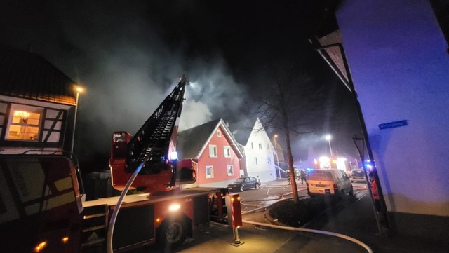 Die Feuerwehr war bis in die Morgenstunden im Einsatz.  | Foto: Feuerwehr