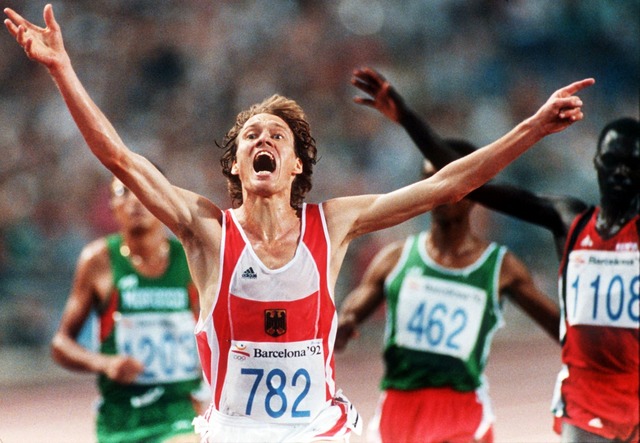 Bei Olympia 1992 jubelt Dieter Baumann &uuml;ber Gold.  | Foto: Frank Kleefeldt/dpa