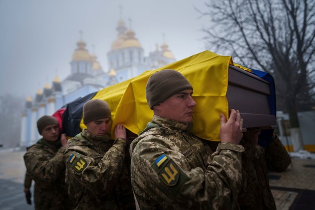 Beerdigungen von Soldaten sind in der Ukraine an der Tagesordnung. (Archivbild)  | Foto: Evgeniy Maloletka/AP/dpa