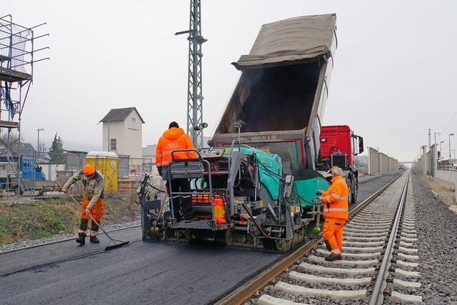 Deshalb hat die Bahn zwischen den Gleisen in Auggen eine Strae gebaut