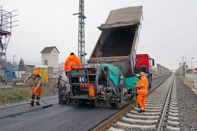 Ungewhnlich: Zwischen den Gleisen wurde eine Asphaltdecke eingebracht.  | Foto: Heinz Gttlich