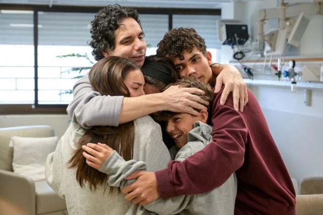 Ofer Kalderon umarmt seine Familie im ...der Hamas aus Gaza freigelassen wurde.  | Foto: Maayan Toaf (dpa)