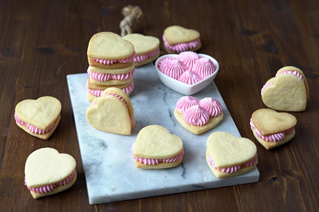 Pltzchen statt Blumen: Selbstgemachte... sich am Valentinstag gut verschenken.  | Foto: Mareike Pucka (dpa)