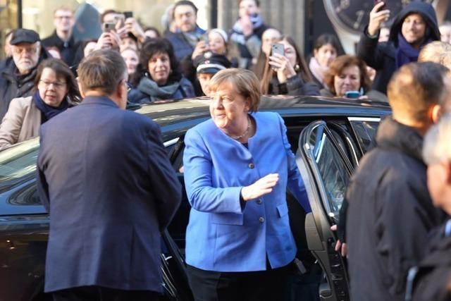 Merkel signiert ihr Buch 