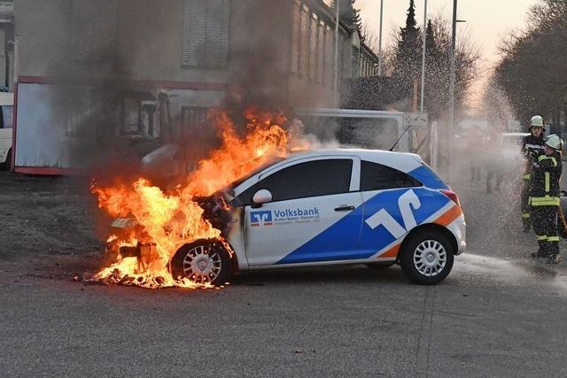 Kleinwagen fngt an der Tullastrae Lahr pltzlich Feuer