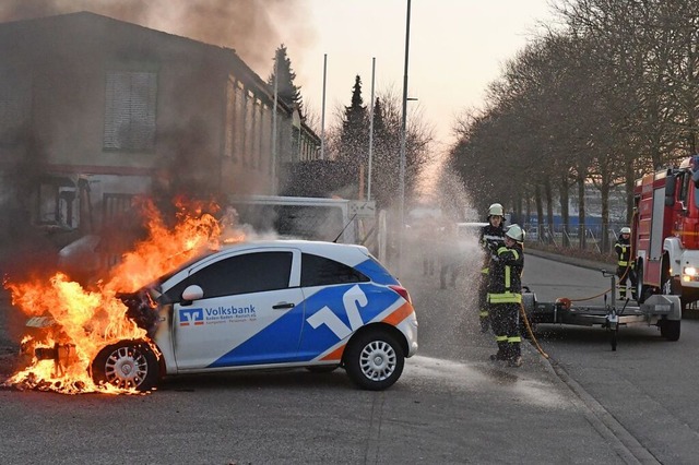 Der Kleinwagen war nach dem Brand ein Totalschaden.  | Foto: Wolfgang Knstle