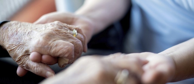 Der Hospizverein begleitet Menschen in ihrer letzten Lebensphase.  | Foto: Tom Weller (dpa)