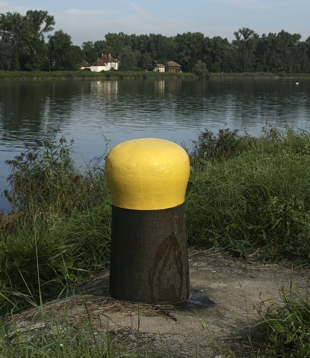 Vorher und nachher: Die Stahlpoller am Rhein sind jetzt Geschichte.   | Foto: Martin Frenk