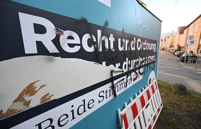 Immer wieder werden Plakate zerst&ouml;rt und entwendet.  | Foto: Bernd Wei&szlig;brod/dpa