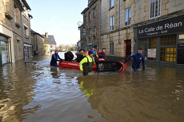 Im Januar 2025 f&uuml;hrten &uuml;berd...z&ouml;sischen Pont-Rean. (Archivbild)  | Foto: Damien Meyer/AFP/dpa