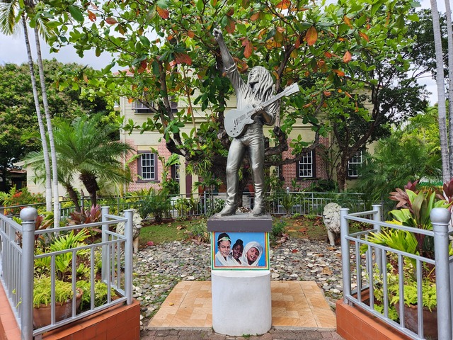 Eine Statue Bob Marleys steht vor sein...das heute ein Museum ist. (Archivbild)  | Foto: Nick Kaiser/dpa