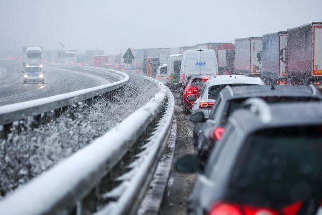 Im Stau brauchen  Autofahrerinnen und Autofahrer viel Geduld.  | Foto: Jan Woitas (dpa)