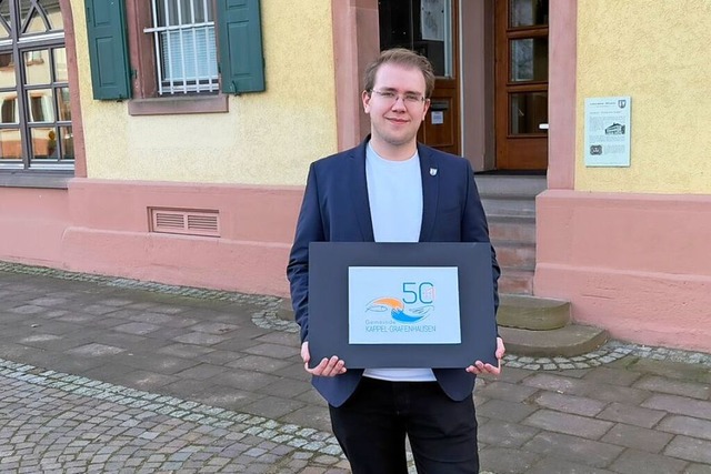 Brgermeister Philipp Klotz zeigt das ... anlsslich des Gemeindejubilums 50+1  | Foto: Rudi Rest