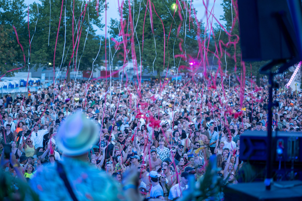 Hochzeitsfeier auf dem Sea You Festival: Wer plant im Juli zu heiraten, den knnten diese zwei Paare auf eine Idee bringen. Ewiges Herumsitzen im Restaurant und gemchliches Feiern der eben vollzogenen Trauung, wie es bei anderen Paaren blich ist, schien ihnen zu langweilig zu sein. Vom Trauzimmer aus ging es fr sie direkt zum Sea You Festival am Tunisee. Passend zum ehemaligen Namen des Festivals Sea of Love, wurde dort ausgiebig gefeiert.