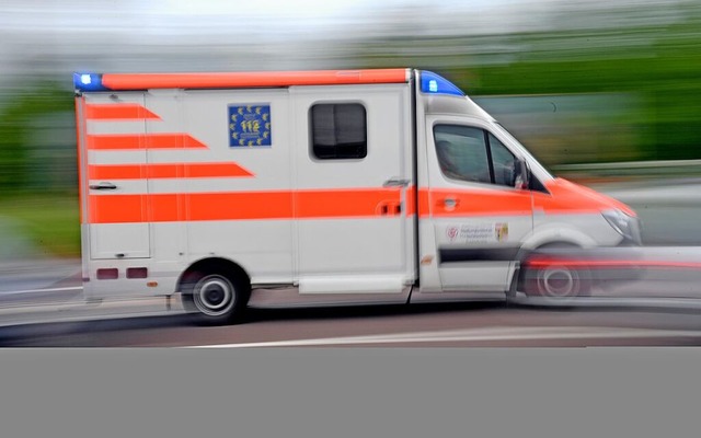 Die zwei Personen wurden durch den Zus...ngsdienst in ein Krankenhaus gebracht.  | Foto: Hendrik Schmidt (dpa)