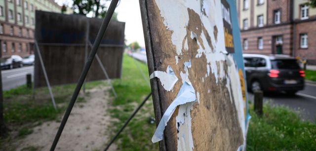 Ein zerstrtes Wahlplakat  | Foto: Robert Michael (dpa) 