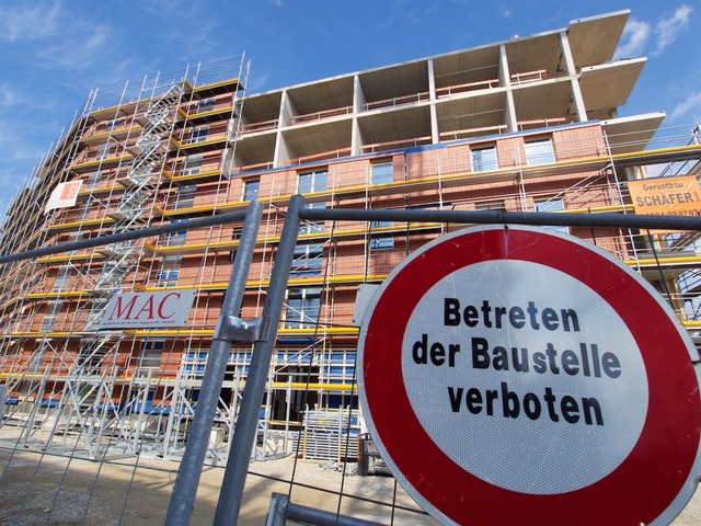 Fast der H&auml;lfte der deutschen Wohnungsbaufirmen fehlen Auftr&auml;ge.  | Foto: Carsten Hoefer/dpa