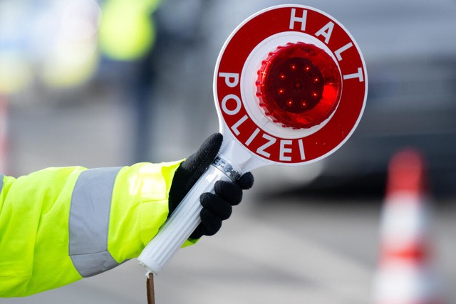 Ein Elektrorollerfahrer wird in Bad S...von der Polizei gestoppt (Symbolfoto).  | Foto: Sven Hoppe (dpa)