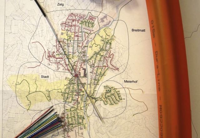 Glasfaserkabel liegen auf einer Karte,... Flchen, die die Stadt ausgebaut hat.  | Foto: Michael Gottstein
