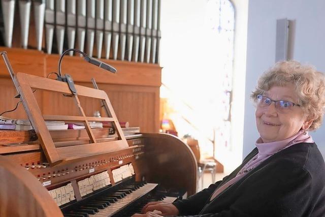 Diese Frau spielt seit 50 Jahren die Neuenburger Orgel