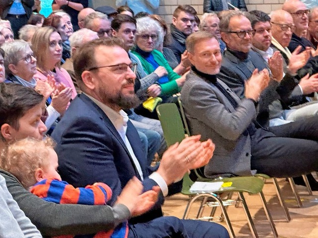 Christian Lindner schaut zum Offenburg...r auch den  Nachwuchs mitgebracht hat.  | Foto: Helmut Seller