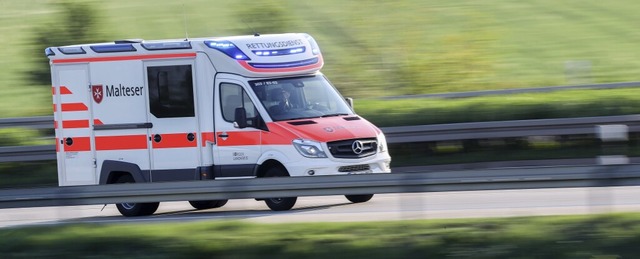 Die Helfer vor Ort  untersttzen, bis der Rettungsdienst eintrifft.  | Foto: Jan Woitas (dpa)