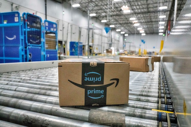 Amazon rechnet damit, dass der starke ...uartal dr&uuml;cken wird. (Archivbild)  | Foto: Richard Vogel/AP/dpa