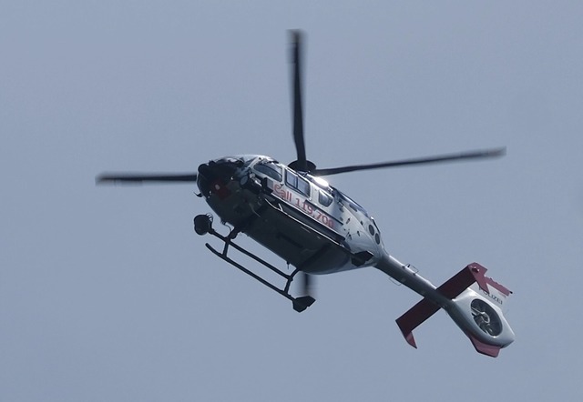 Bei der Suche nach einem Unfallfahrer ...hubschrauber zum Einsatz. (Symbolbild)  | Foto: Sebastian Willnow/dpa