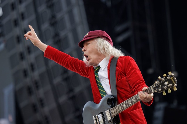 Leadgitarrist Angus Young von AC/DC be...nzert im vergangenen Jahr in Hannover.  | Foto: Ole Spata/dpa