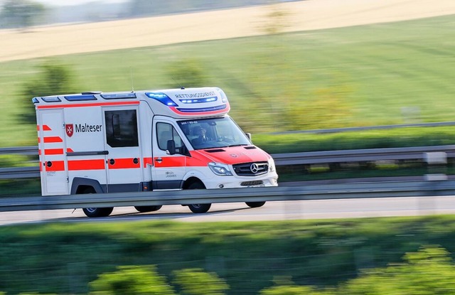 Die Helfer vor Ort  untersttzen, bis der Rettungsdienst eintrifft.  | Foto: Jan Woitas (dpa)