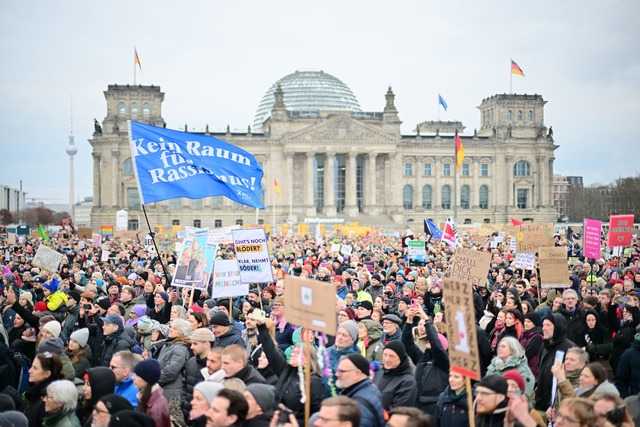 Zehntausende gingen auf die Stra&szlig...eregte Stimmung nicht ab. (Archivbild)  | Foto: Sebastian Christoph Gollnow/dpa