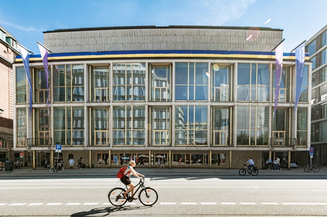 Die alte Oper im Stil der Nachkriegsmoderne wiederaufgebaut. (Archivbild)  | Foto: Markus Scholz/dpa