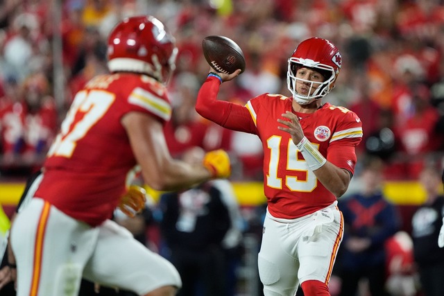 Patrick Mahomes und Travis Kelce haben...ts drei Super Bowls zusammen gewonnen.  | Foto: Charlie Riedel/AP/dpa