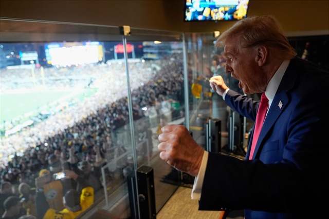 Als erster amtierender Pr&auml;sident kommt Donald Trump zu einem Super Bowl.  | Foto: Evan Vucci/AP Pool/dpa